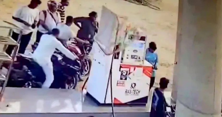 চাহিদা মতো তেল না পেয়ে পাম্প কর্মচারীদের মারধর করলেন ছাত্রদল নেতারা